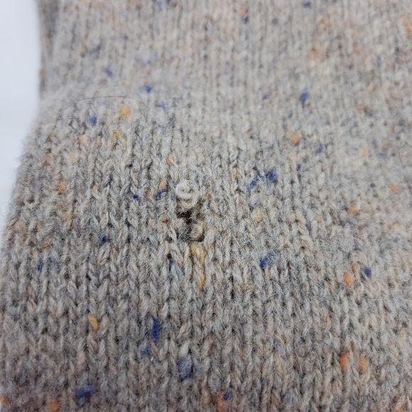 Elegant Beige Wool Scarf - Picture 3 of 3